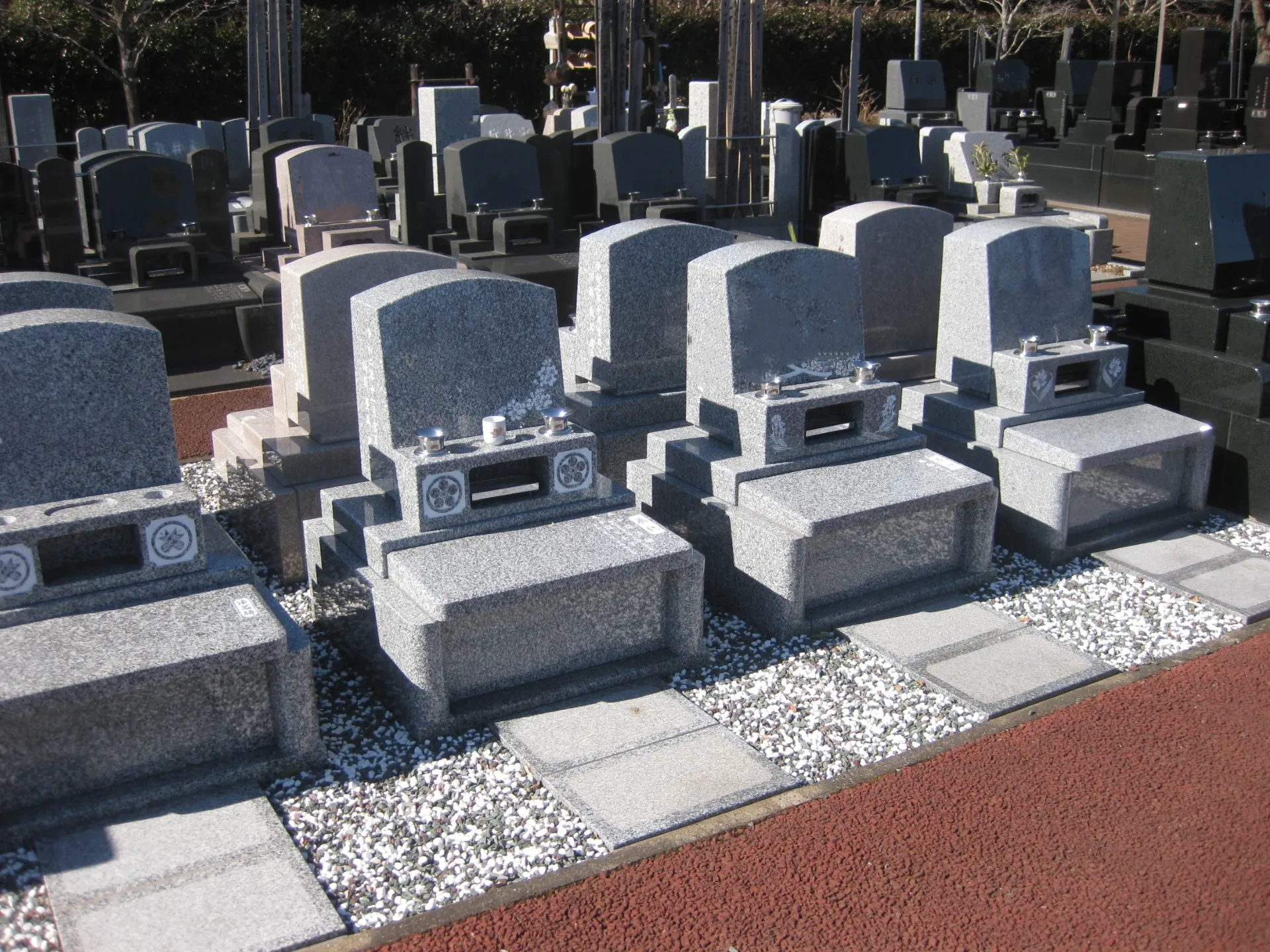 ゆとりあるスペースで家族の想いを込める　ガーデンニュータウン霊園の墓石