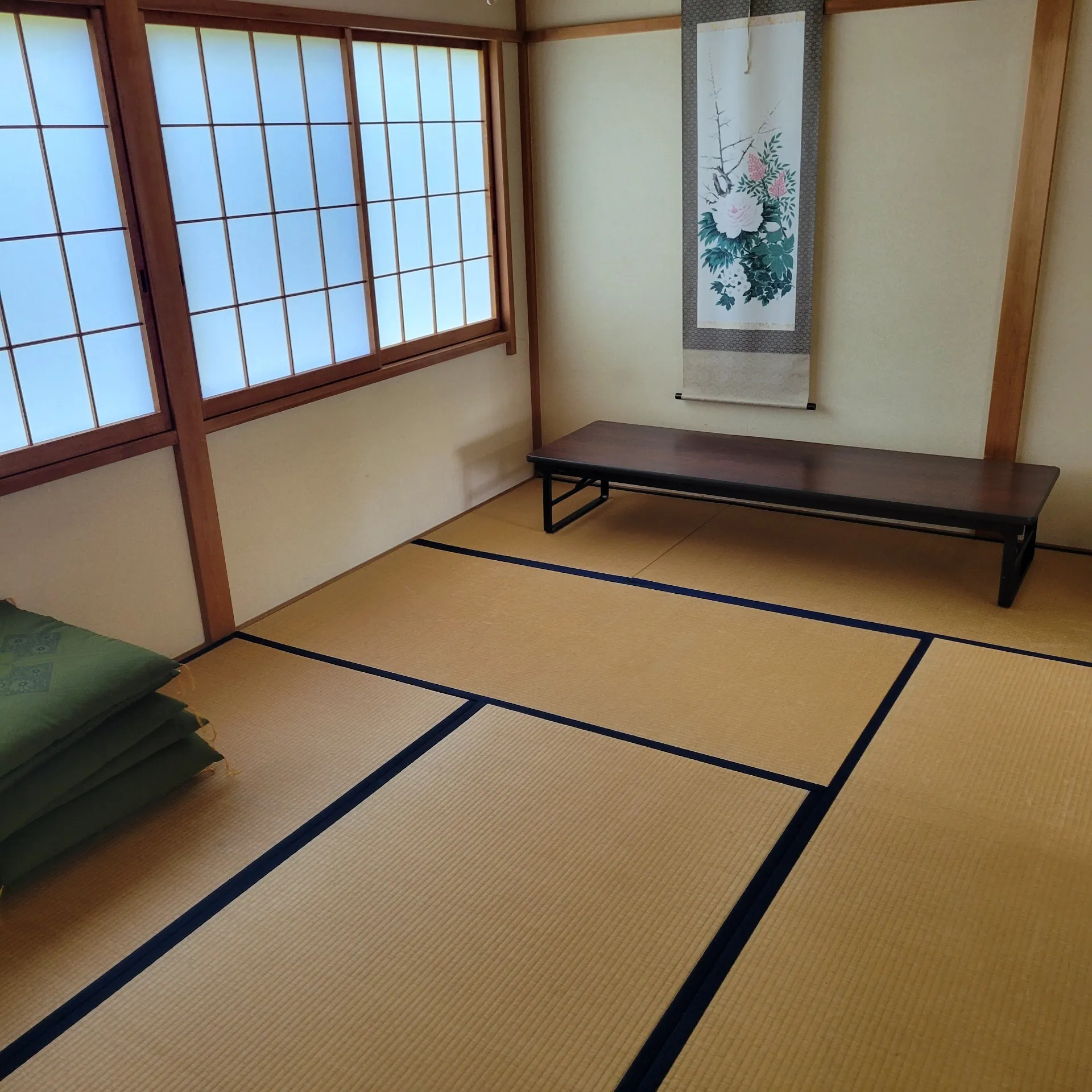 暑すぎます、、屋内法要のお薦め